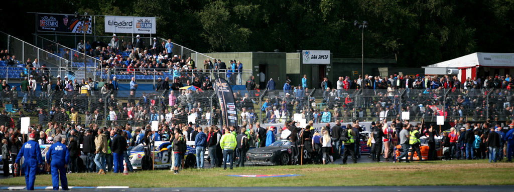Husk at der er Gridshow om søndagen kl. 13.00, hvor de sidste autografer fra dine favoritkørere kan komme i hus.
(Foto: Motorsporten.dk)